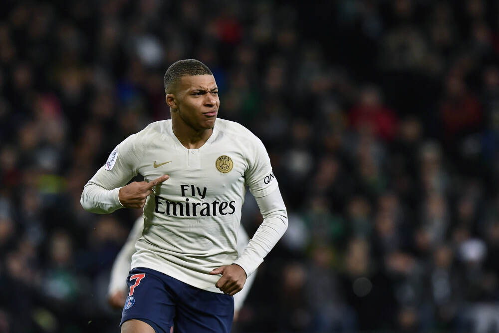 从麻花辫到西装: 赵今麦的“变脸”艺术